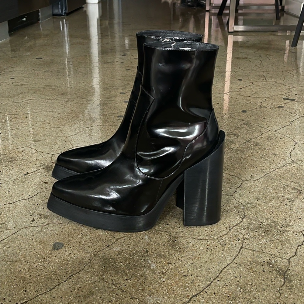 Brand new Syro TINA heel size US Men 11